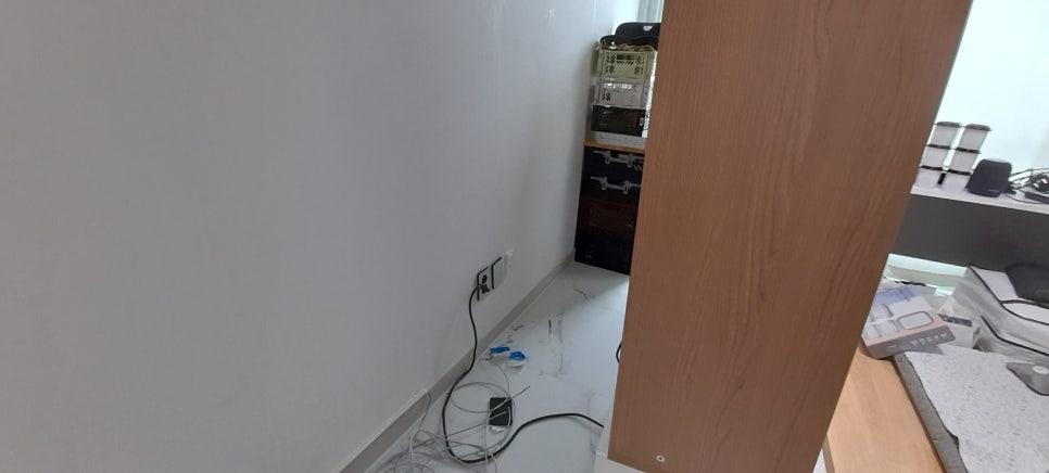 수납장 내부 콘센트와 타일 바닥이 보이는 작업 공간