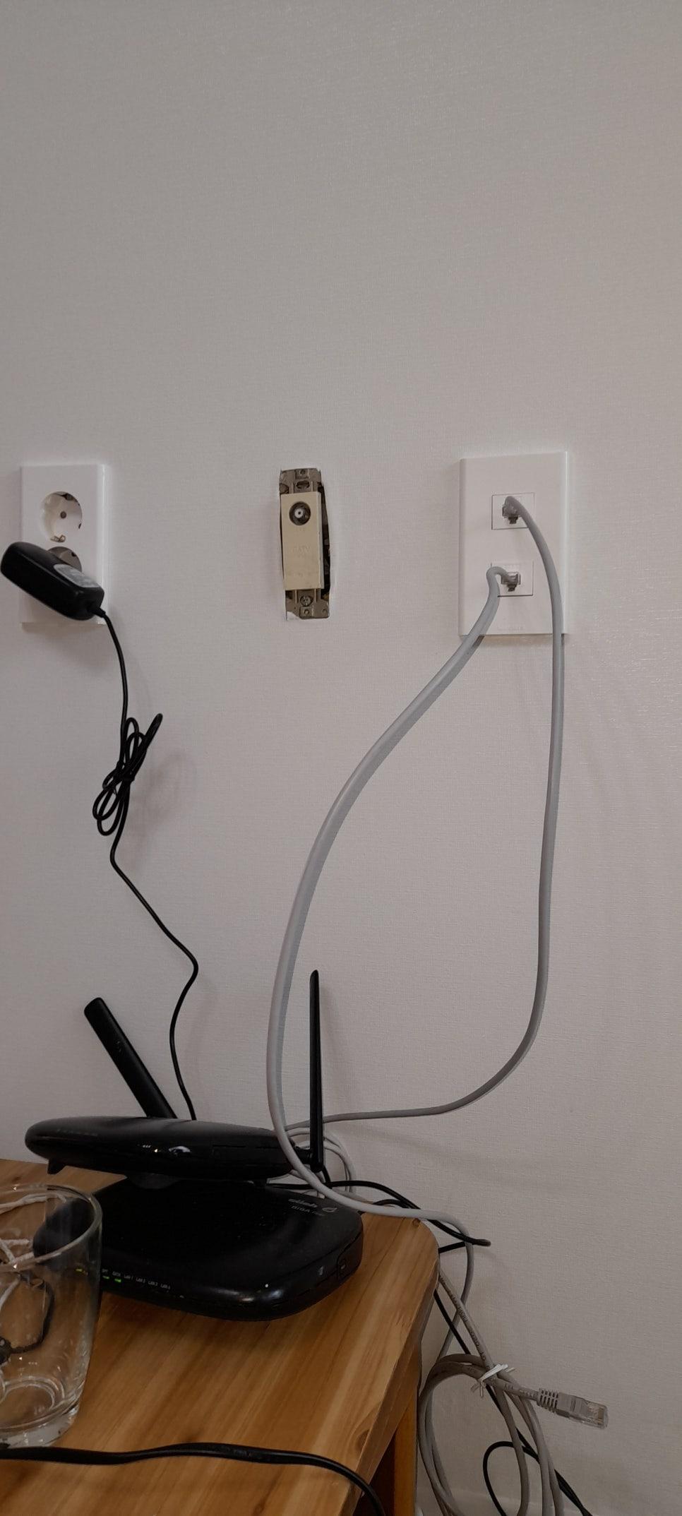 네트워크 포트와 라우터가 설치된 벽면