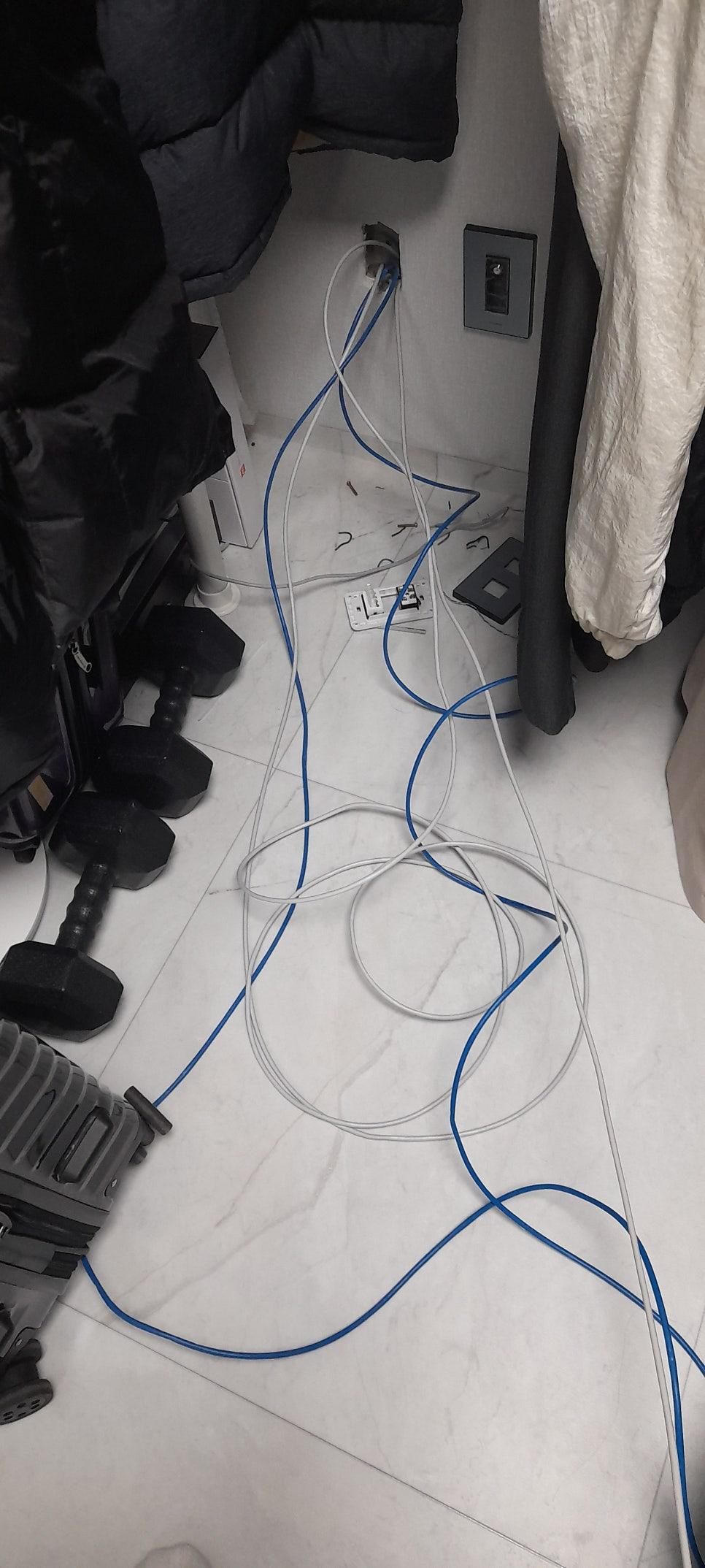 바닥에 펼쳐진 빨간색과 흰색 전선들