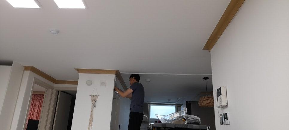 창문 틈으로 연결된 통신선 상태