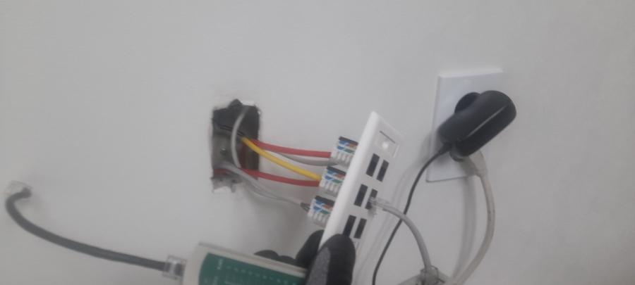전기 박스와 연결된 전화 콘센트 전선