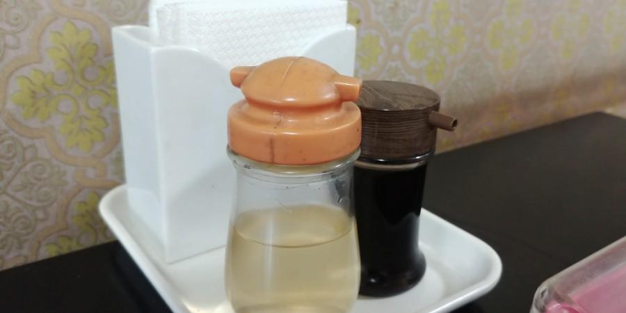 유리병과 종이 봉투가 놓인 흰색 테이블