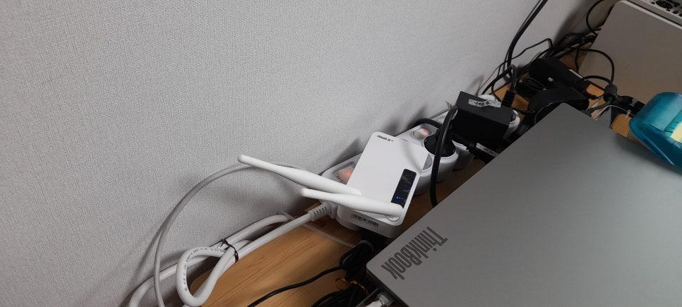 무선 전화기와 어댑터가 놓인 벽면 디테일