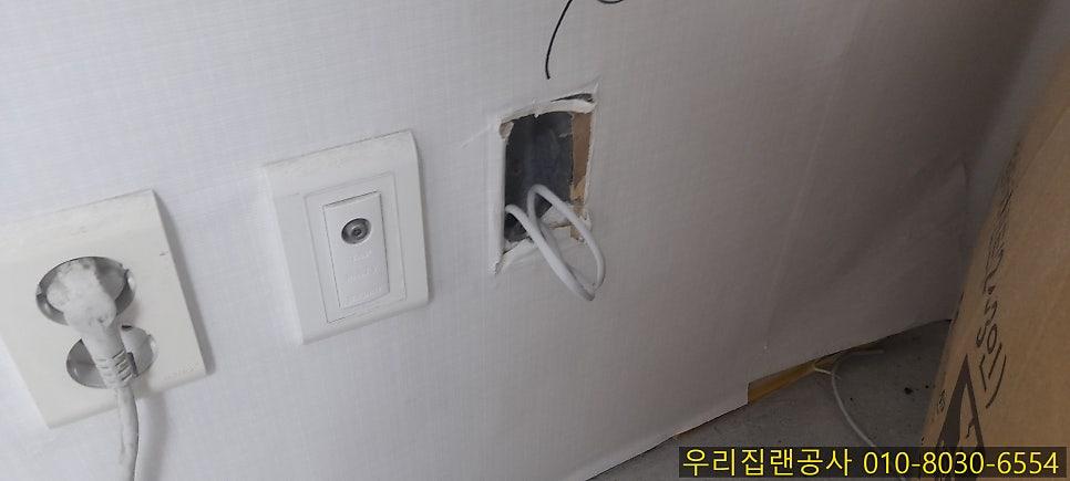전기 스위치와 개방된 전선 구멍이 있는 벽면