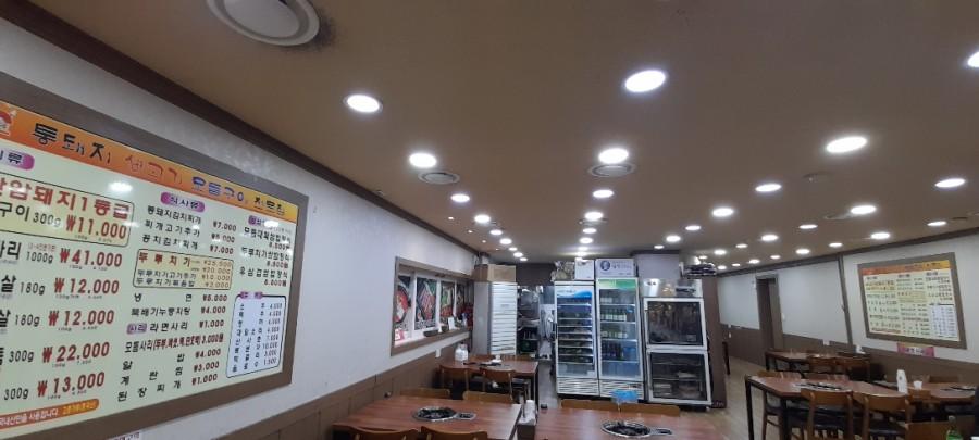 테이블과 냉장고 설비가 배치된 내부