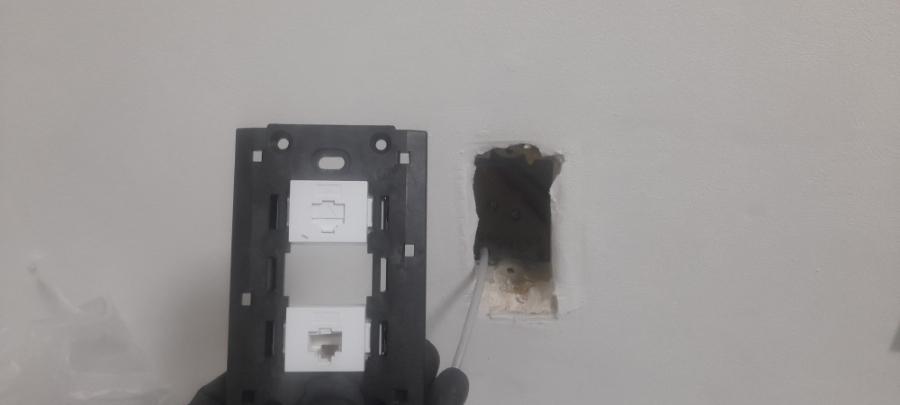 전기 박스 프레임과 관로 내부 전선