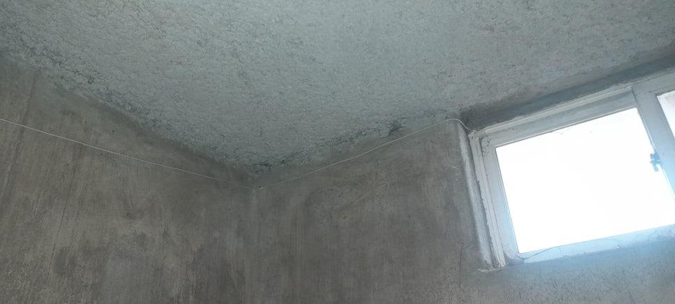 창호가 있는 공사 중인 콘크리트 공간