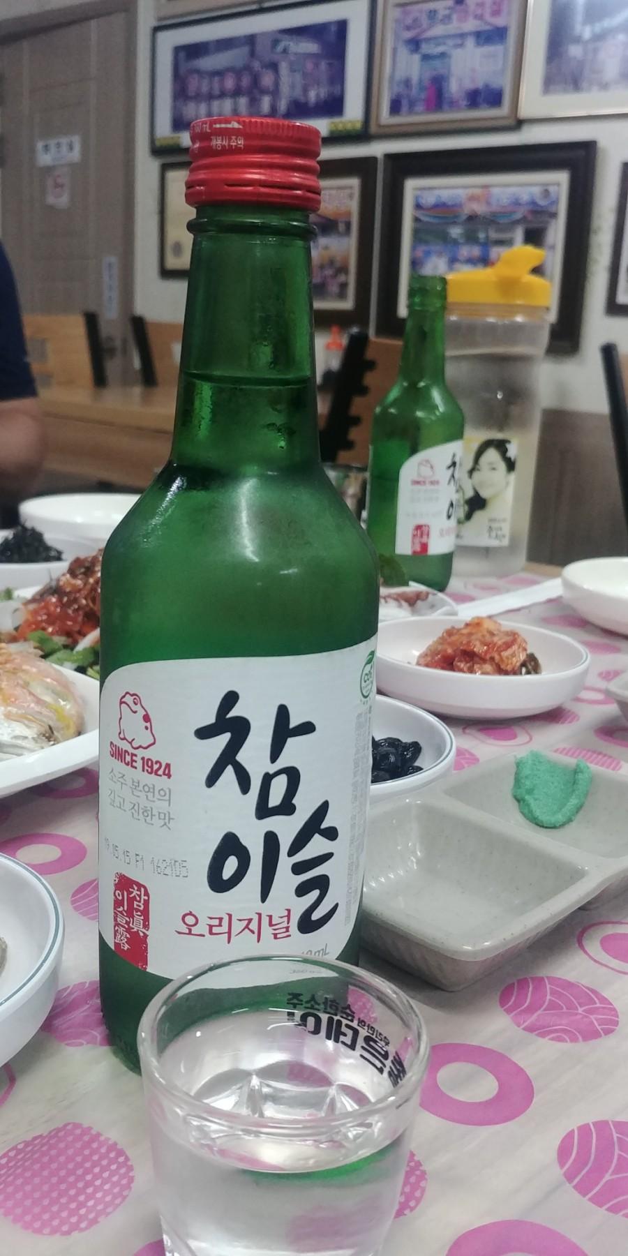 녹색 술병과 함께 차려진 회정식 상차림