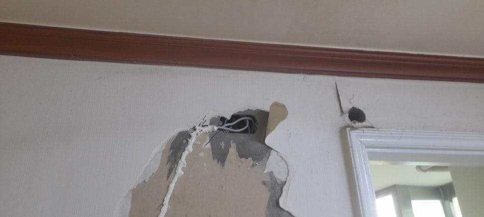 전선이 노출되어 있는 벽면의 구멍