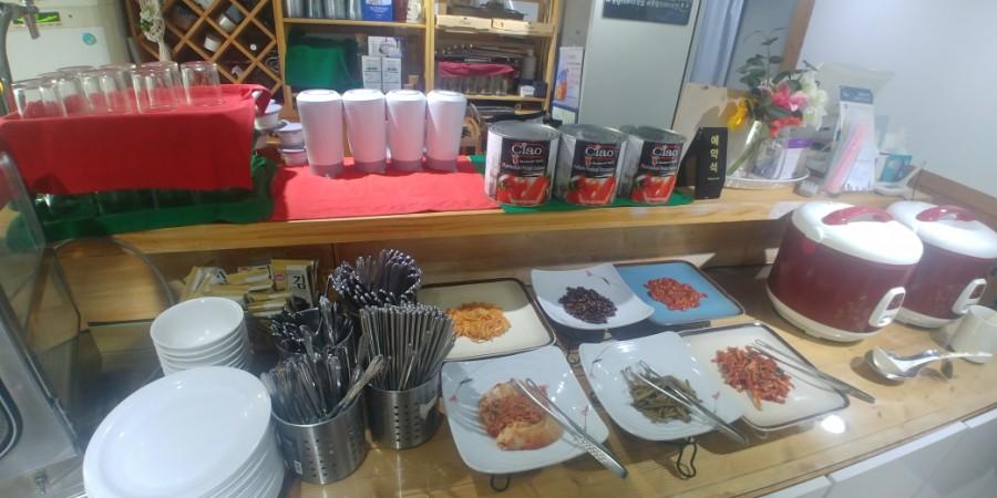 식기류와 가전이 놓인 주방 상판