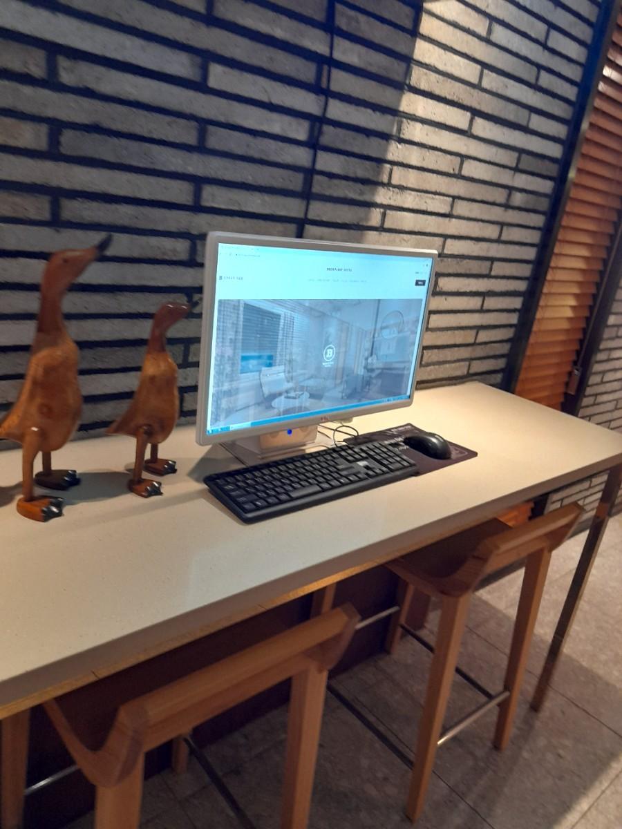 브릭 벽면 앞에 배치된 서재 책상과 의자
