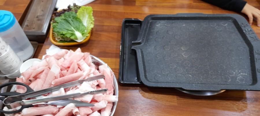 식재료와 그릴이 준비된 주방 모습