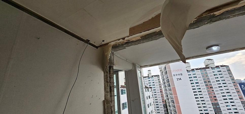 철거 후 드러난 배관과 전선 공간