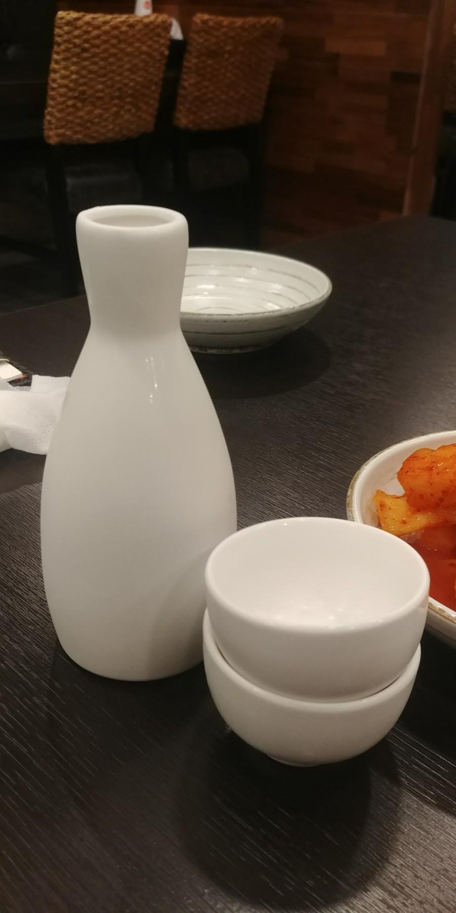 검은색 테이블 위 도자기 소품과 음식