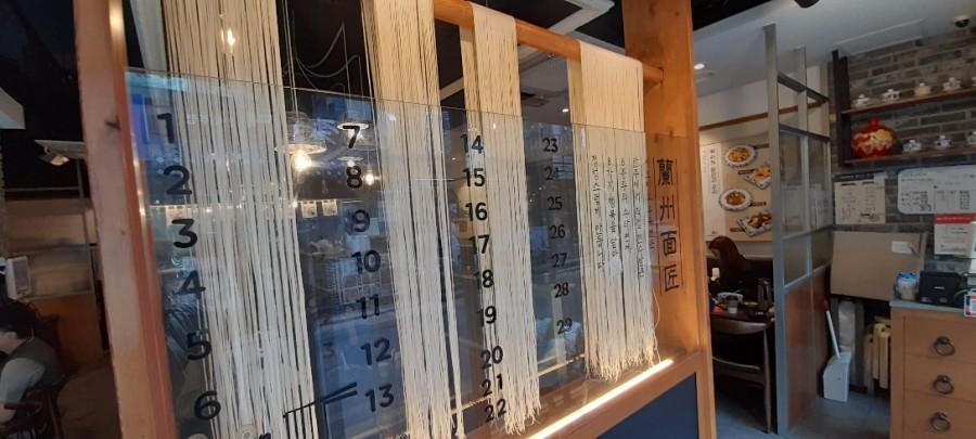나무 프레임과 유리로 구성된 메뉴판 구조물