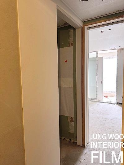 마감재가 채워지던 공사 중인 공간