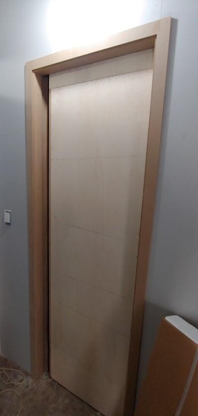 필름 시공 전 베이지색 도어와 프레임
