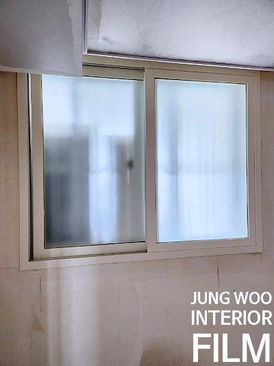 흐릿한 유리 패널과 정리된 창호 프레임