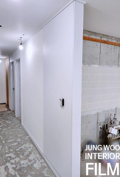 전등과 문 손잡이가 설치된 벽면과 천장