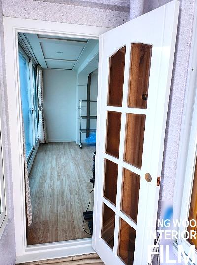 우드톤 바닥과 창문 주변의 시공