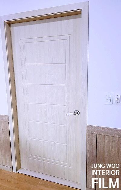 매끄럽게 마감된 도어 프레임과 상부 디테일