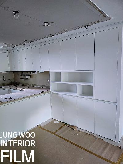 타일 바닥 위 수납장 내부의 필름 마감