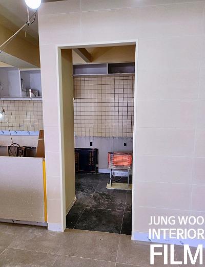 벽면 근처의 소형 도구 작업 모습