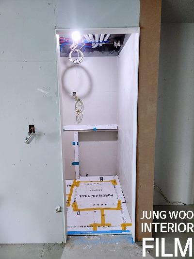 꼼꼼하게 진행되는 방화문 필름 작업