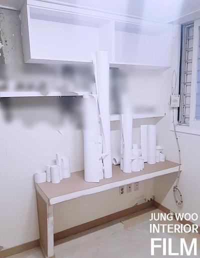 수납장이 위치한 공간의 도배 작업