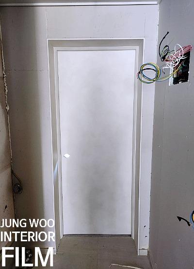 전선이 노출된 복도 공간의 시공 과정