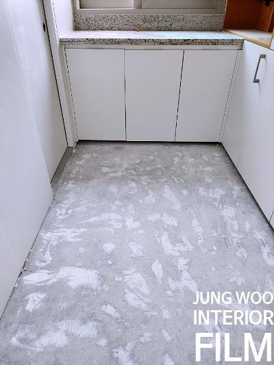 섬유 마감 상판과 흰색 수납장이 있는 공간