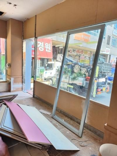 유리문이 제거되고 베이지색 벽면이 드러난 내부