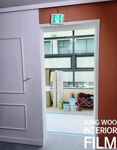 창문과 시공 자재들이 놓인 내부 작업 공간