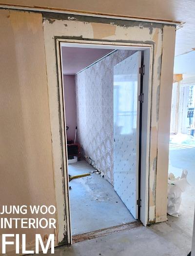 도어 손잡이 주변을 작업하는 수공구
