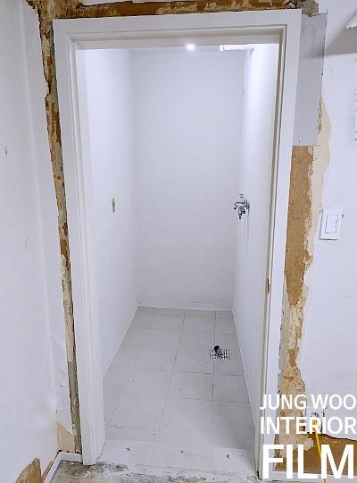 배수구와 스위치가 보이는 복도 공간