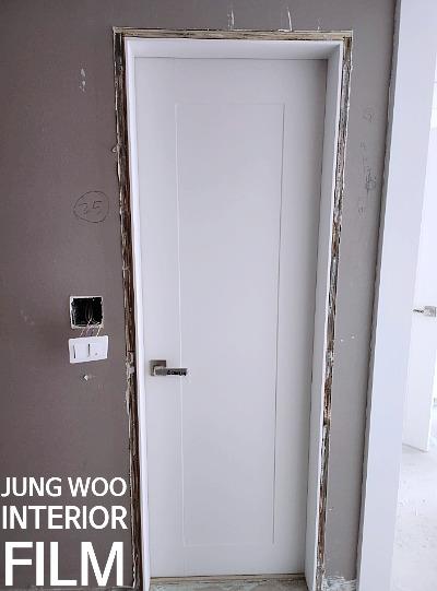 도어 프레임 상부의 힌지 연결 부위