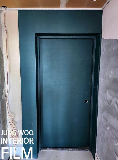 도어 프레임 상부의 시공 준비 상태