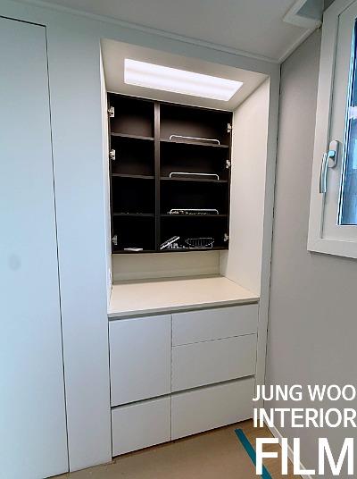 옷걸이봉과 창문이 있는 수납장 구역의 작업