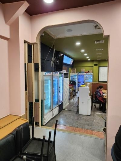 분홍색 벽면과 노란색 상판 테이블이 있는 내부