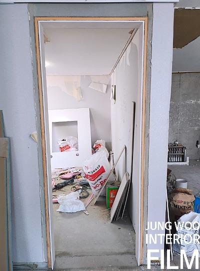 자재들이 놓여 있는 정돈되지 않은 복도