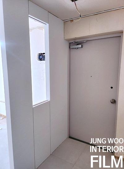 금속 장치가 설치된 현관 도어의 초기 상태