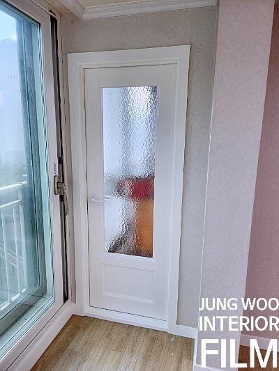 도어 문짝과 프레임, 도어 안쪽 유리 패널, 문과 프레임의 상부(불확실한 세부 유형은 단정 금지)