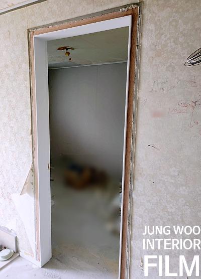 문틀과 벽 사이의 틈새가 보이는 모습