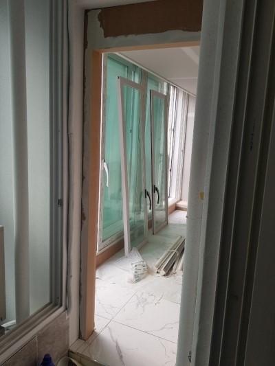 흰색 타일 바닥과 투명 유리 도어가 있는 모습