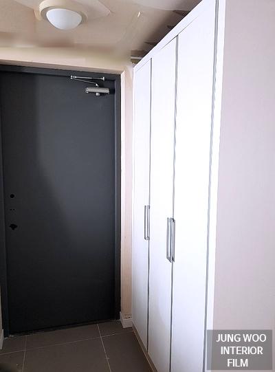 블랙 도어와 화이트 수납장으로 정돈된 현관