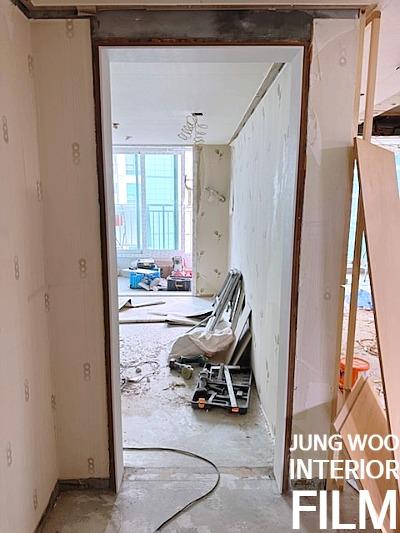 창문 굴곡진 부위의 필름 마감 과정