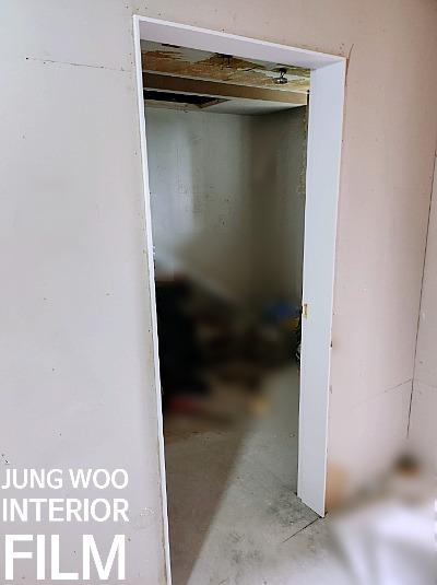 천장이 노출된 복도의 흰색 문틀