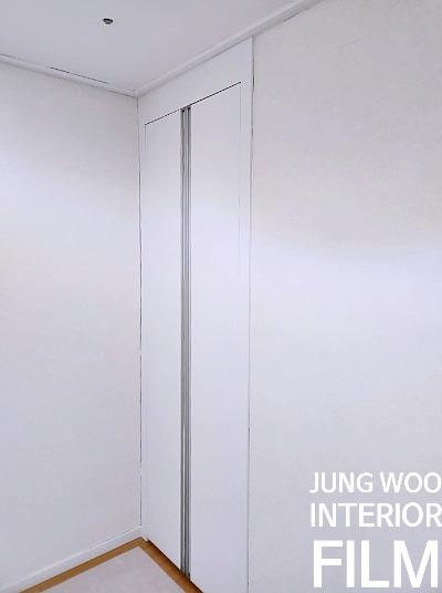 화이트 슬라이딩 도어로 깔끔해진 드레스룸