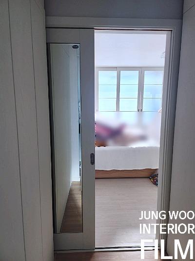 침대와 창문이 있는 침실의 전경