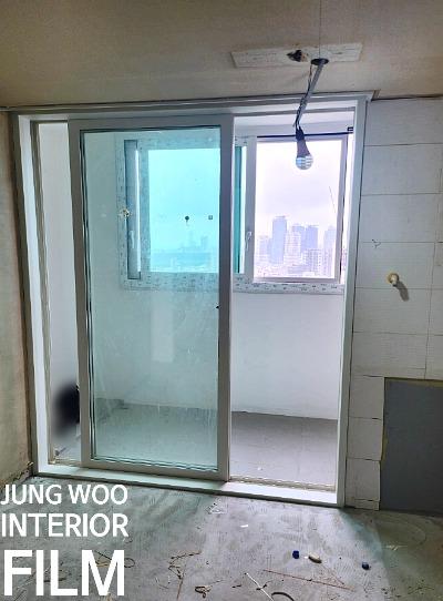 섀시 필름 부착 상태를 최종 점검하는 모습